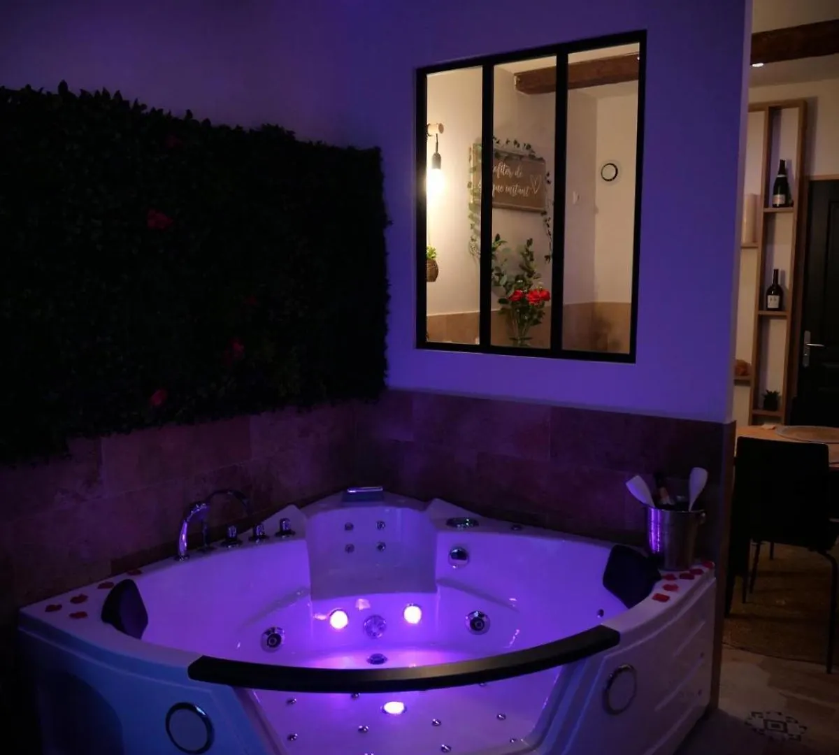 Maison Prestige Le Donjon Des Plaisirs Jacuzzi Montluel 0*,  France